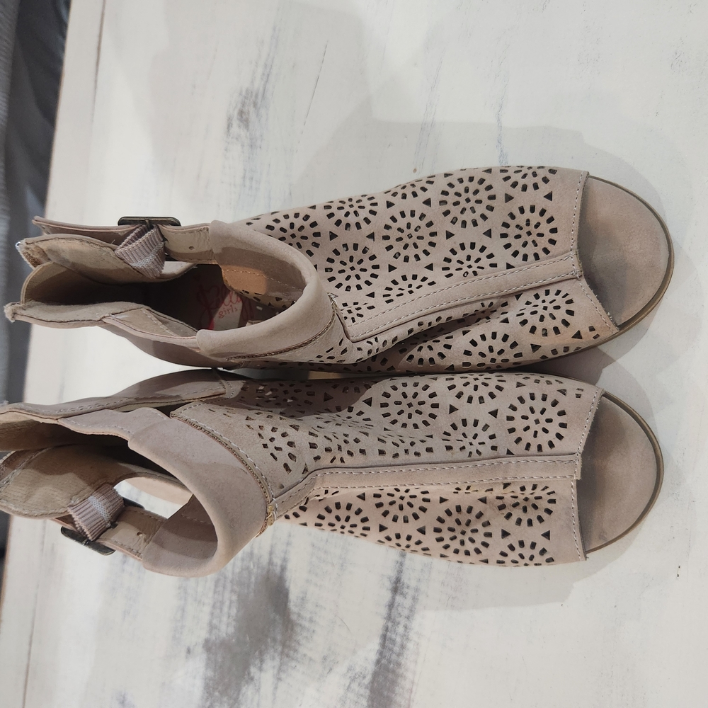 Jellypop Cream Dress Shoes with Peep-Toe Design